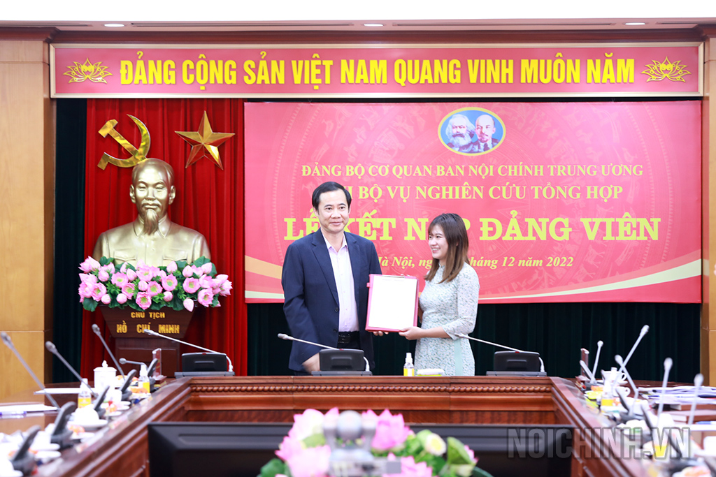 Đồng chí Nguyễn Thái Học, Phó trưởng Ban Nội chính Trung ương trao Quyết định cho đảng viên Lê Thị Phượng