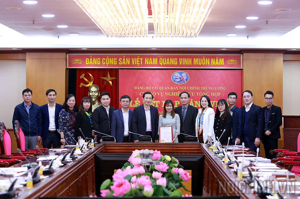 Đồng chí Nguyễn Thái Học, Phó trưởng Ban Nội chính Trung ương và cán bộ, công chức, đảng viên Vụ Nghiên cứu tổng hợp chúc mừng đảng viên Lê Thị Phượng