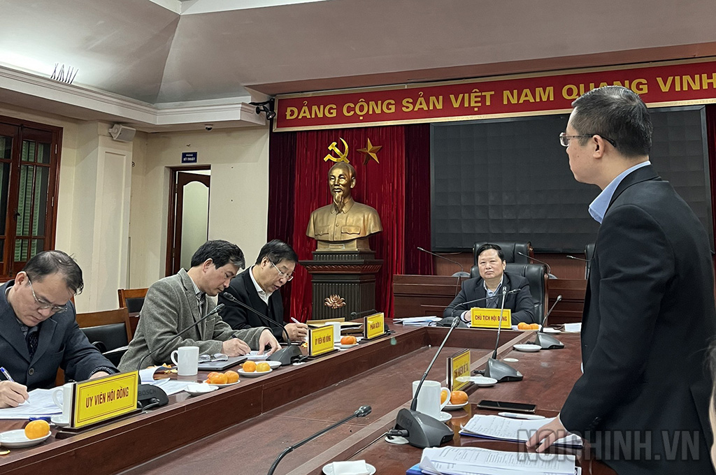 Đồng chí Nguyễn Quang Dũng, Phó Vụ trưởng Vụ Cải cách tư pháp, chủ nhiệm Đề tài trình bày kết quả nghiên cứu