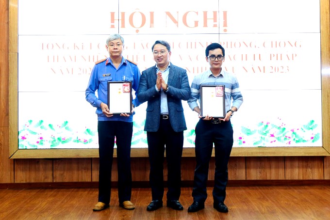 Đồng chí Nguyễn Hải Ninh, Ủy viên Trung ương Đảng, Bí thư Tỉnh ủy Khánh Hòa trao Kỷ niệm chương 