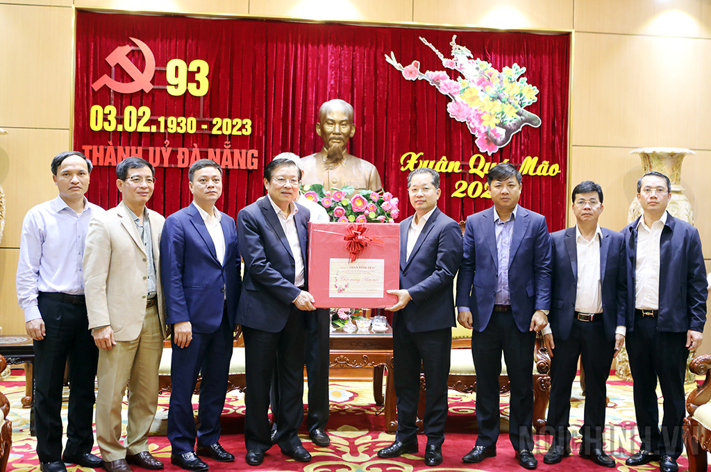 Đồng chí Phan Đình Trạc, Ủy viên Bộ Chính trị, Bí thư Trung ương Đảng, Trưởng Ban Nội Chính Trung ương tặng quà Thành ủy Đà Nẵng