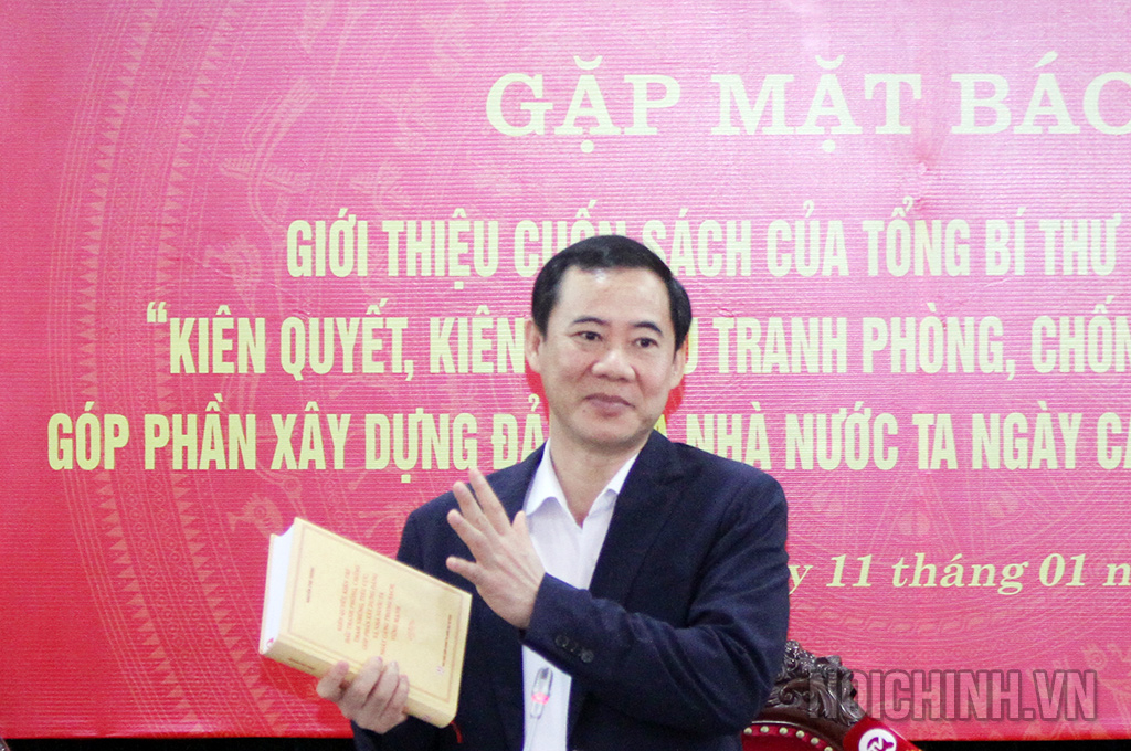 Đồng chí Nguyễn Thái Học, Phó Trưởng Ban Nội chính Trung ương, Tổ trưởng Tổ Biên soạn Cuốn sách giới thiệu cuốn sách