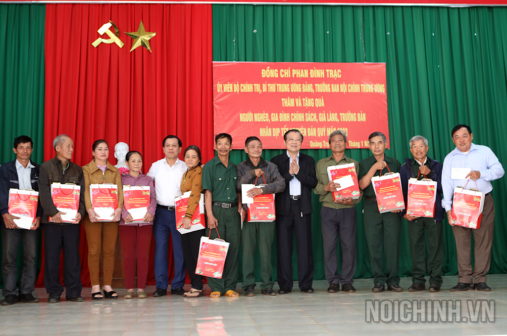 Đồng chí Phan Đình Trạc, Ủy viên Bộ Chính trị, Bí thư Trung ương Đảng, Trưởng Ban Nội chính Trung ương tặng quà cho các gia đình chính sách xã Quảng Trực