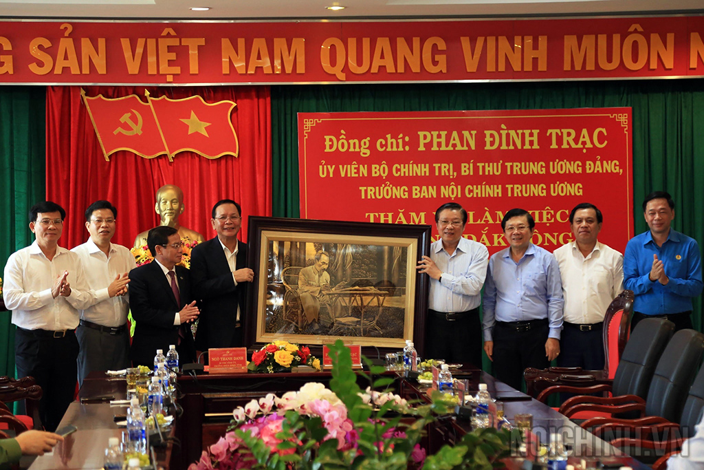 Đồng chí Phan Đình Trạc, Ủy viên Bộ Chính trị, Bí thư Trung ương Đảng, Trưởng Ban Nội chính Trung ương tặng quà lưu niệm cho Tỉnh ủy Đắk Nông 