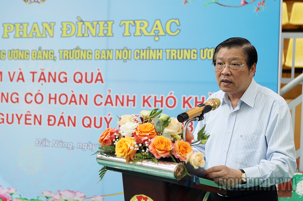 Đồng chí Phan Đình Trạc, Ủy viên Bộ Chính trị, Bí thư Trung ương Đảng, Trưởng Ban Nội chính Trung ương phát biểu động viên công nhân, người lao động tỉnh Đắk Nông