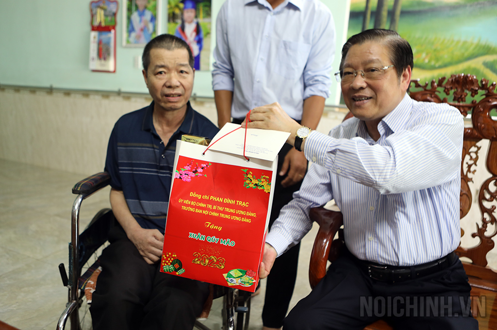 Đồng chí Phan Đình Trạc, Ủy viên Bộ Chính trị, Bí thư Trung ương Đảng, Trưởng Ban Nội chính Trung ương thăm hỏi gia đình chính sách tại thành phố Gia Nghĩa, tỉnh Đắk Nông