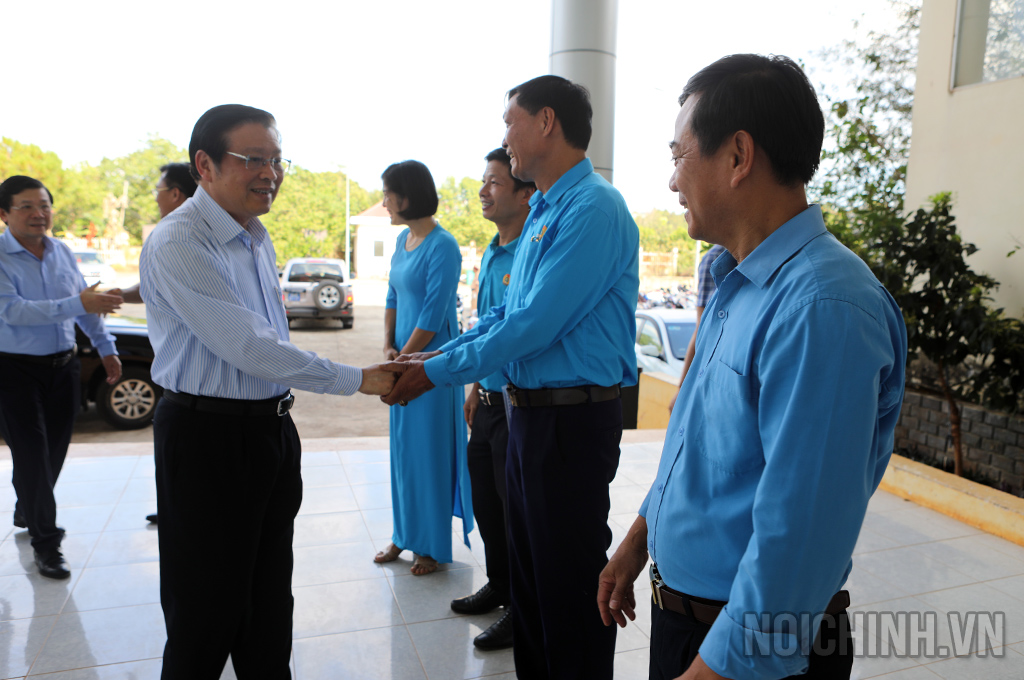 Đồng chí Phan Đình Trạc, Ủy viên Bộ Chính trị, Bí thư Trung ương Đảng, Trưởng Ban Nội chính Trung ương gặp gỡ cán bộ Liên đoàn lao động tỉnh Đắk Nông