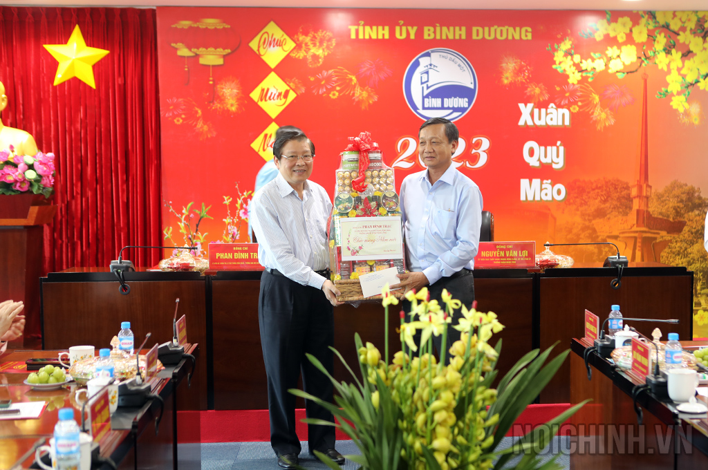  Đồng chí Phan Đình Trạc, Ủy viên Bộ Chính trị, Bí thư Trung ương Đảng, Trưởng Ban Nội chính Trung ương tặng quà cho Ban Nội chính Tỉnh ủy Bình Dương