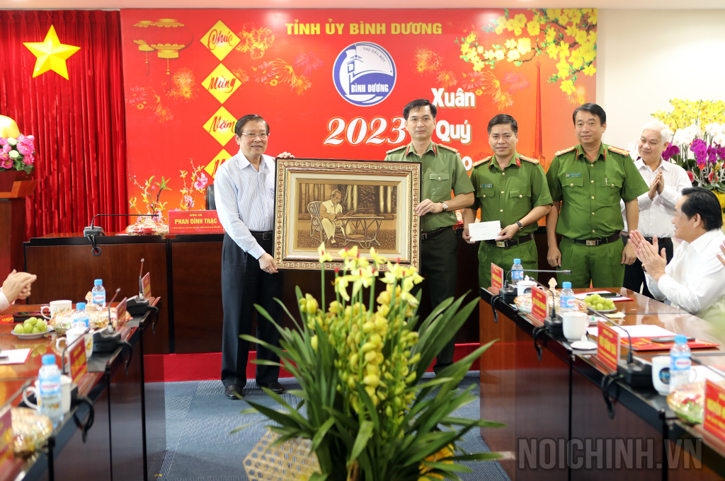 Đồng chí Phan Đình Trạc, Ủy viên Bộ Chính trị, Bí thư Trung ương Đảng, Trưởng Ban Nội chính Trung ương tặng quà cho Công an tỉnh