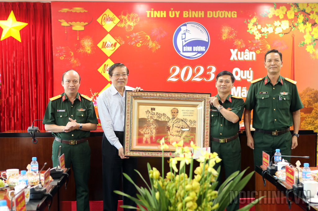 Đồng chí Phan Đình Trạc, Ủy viên Bộ Chính trị, Bí thư Trung ương Đảng, Trưởng Ban Nội chính Trung ương tặng quà cho Bộ đội Biên phòng tỉnh