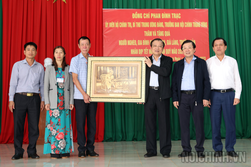Đồng chí Phan Đình Trạc, Ủy viên Bộ Chính trị, Bí thư Trung ương Đảng, Trưởng Ban Nội chính Trung ương tặng quà lưu niệm cho xã biên giới Quảng Trực