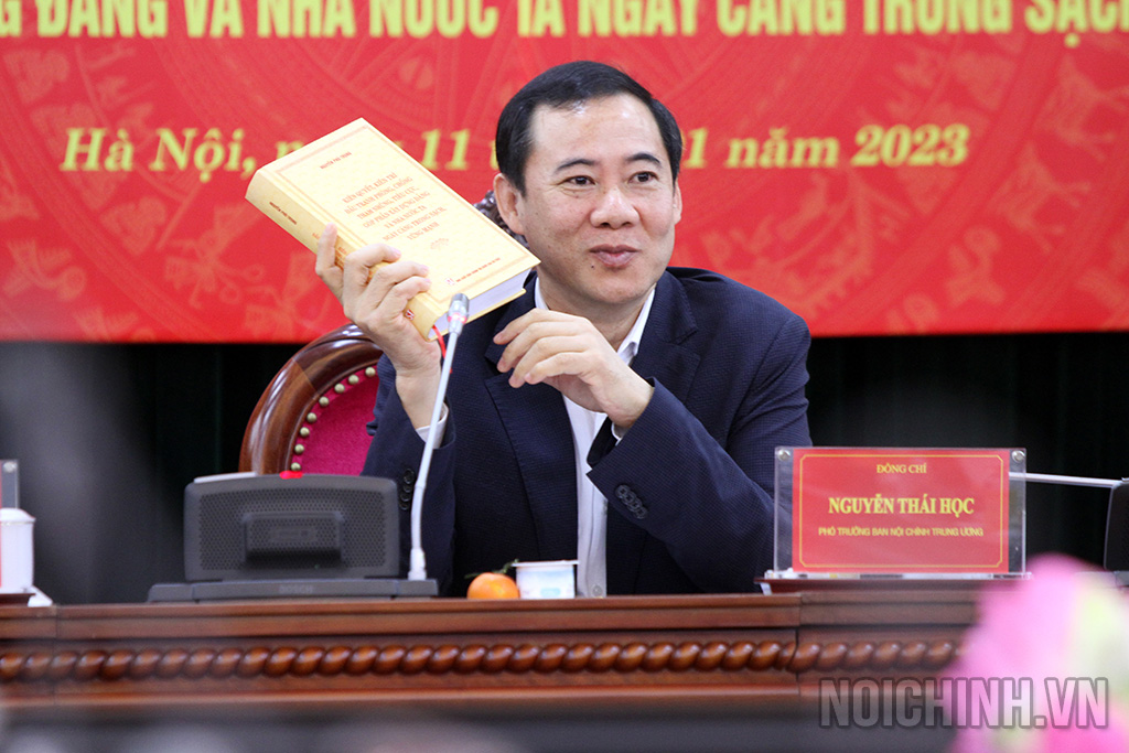 Đồng chí Nguyễn Thái Học, Phó Trưởng Ban Nội chính Trung ương, Tổ trưởng Tổ Biên soạn Cuốn sách giới thiệu cuốn sách