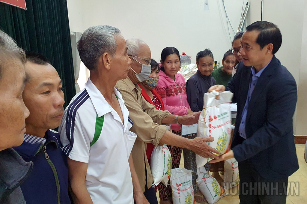 Đồng chí Nguyễn Thái Học, Phó trưởng Ban Nội chính Trung ương tặng quà hộ nghèo, gia đình chính sách tại Thị xã Sơn Hòa
