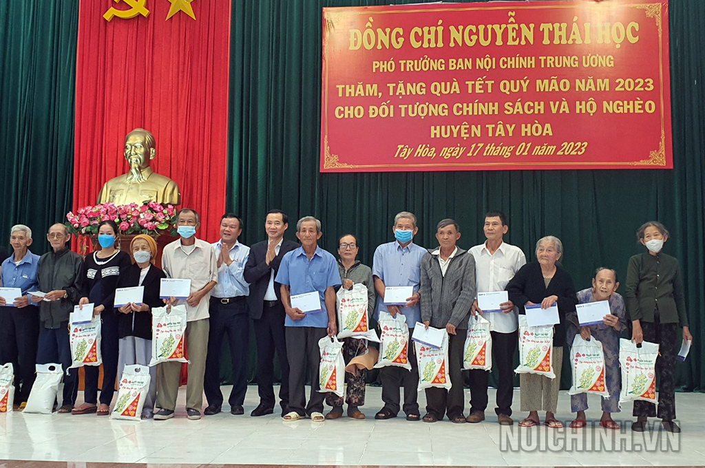 Đồng chí Nguyễn Thái Học, Phó trưởng Ban Nội chính Trung ương tặng quà cho gia đình ghèo, gia đình chính sách tại huyện Sông Hinh
