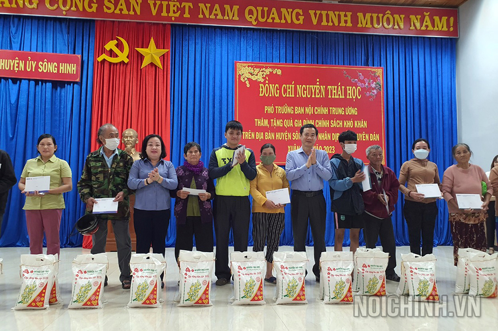 Đồng chí Nguyễn Thái Học, Phó trưởng Ban Nội chính Trung ương tặng quà cho hộ nghèo, gia đình chính sách tại huyện