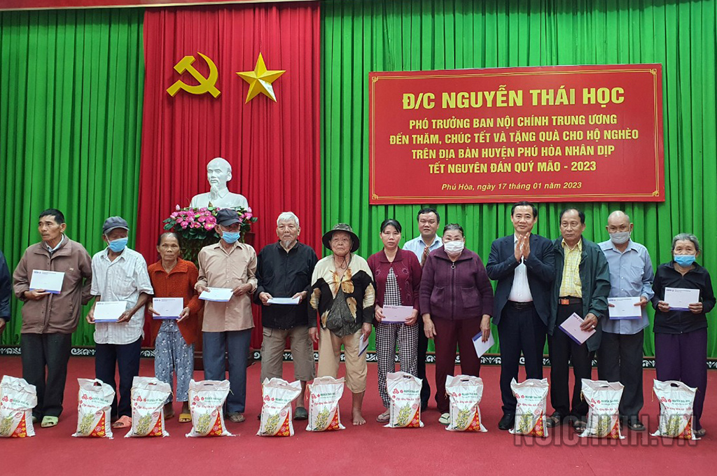 Đồng chí Nguyễn Thái Học, Phó trưởng Ban Nội chính Trung ương tặng quà cho hộ nghèo, gia đình chính sách tại huyện Phú Hòa