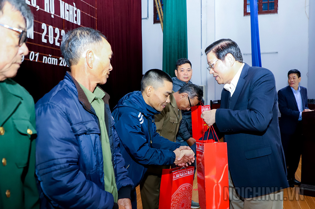 Đồng chí Phan Đình Trạc, Ủy viên Bộ Chính trị, Bí thư Trung ương Đảng, Trưởng Ban Nội chính Trung ương tặng quà chúc Tết các hộ có công tiêu biểu trên địa bàn huyện Diễn Châu