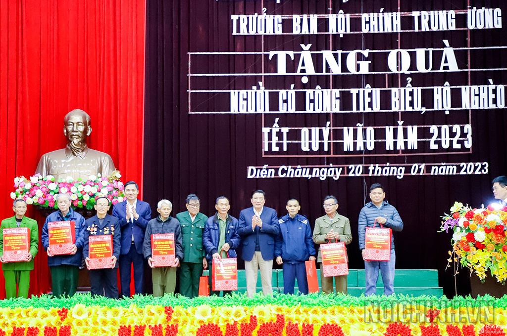 Đồng chí Phan Đình Trạc, Ủy viên Bộ Chính trị, Bí thư Trung ương Đảng, Trưởng Ban Nội chính Trung ương tặng quà Tết cho 10 hộ có công tiêu biểu trên địa bàn huyện Diễn Châu