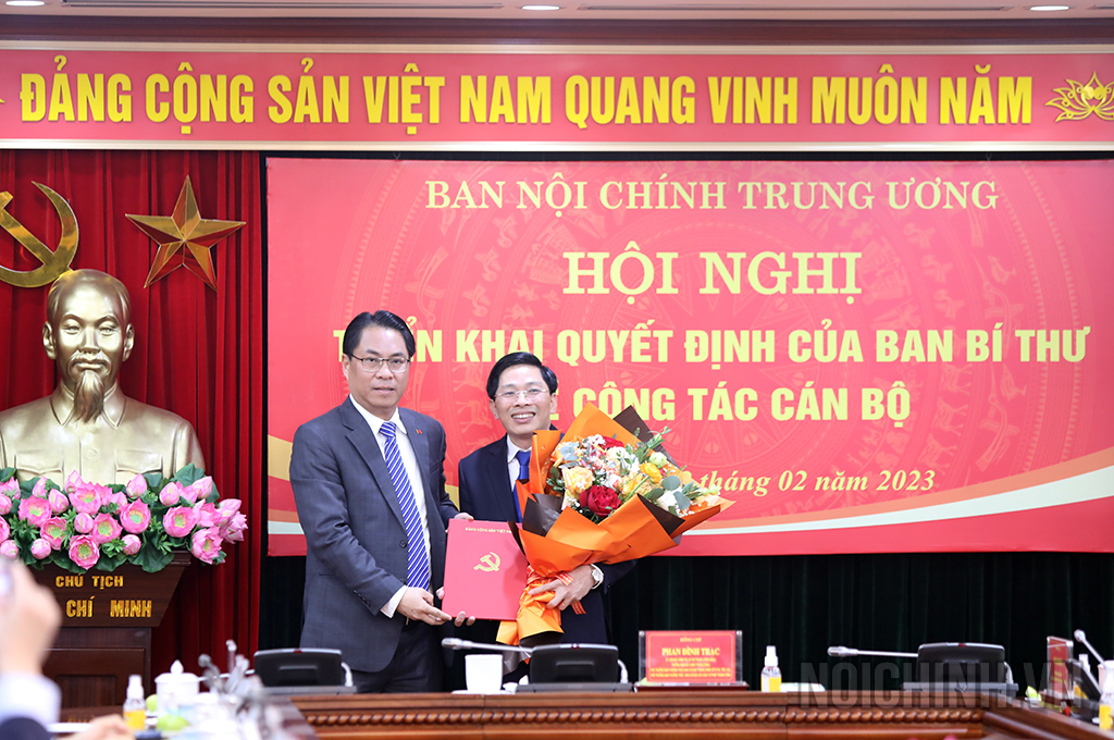 Đồng chí Phan Thăng An, Phó trưởng Ban Tổ chức Trung ương trao Quyết định bổ nhiệm đồng chí Đặng Văn Dũng giữ chức Phó trưởng Ban Nội chính Trung ương