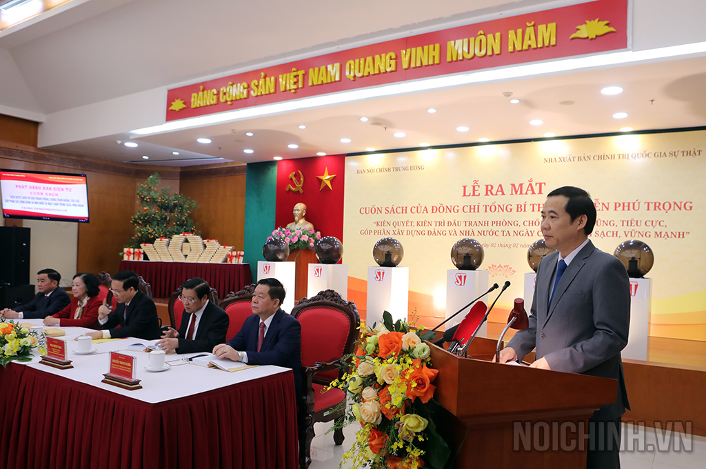 Đồng chí Nguyễn Thái Học, Phó trưởng Ban Nội chính Trung ương, Tổ trưởng Tổ Biên soạn Cuốn sách giới thiệu quá trình biên soạn Cuốn sách