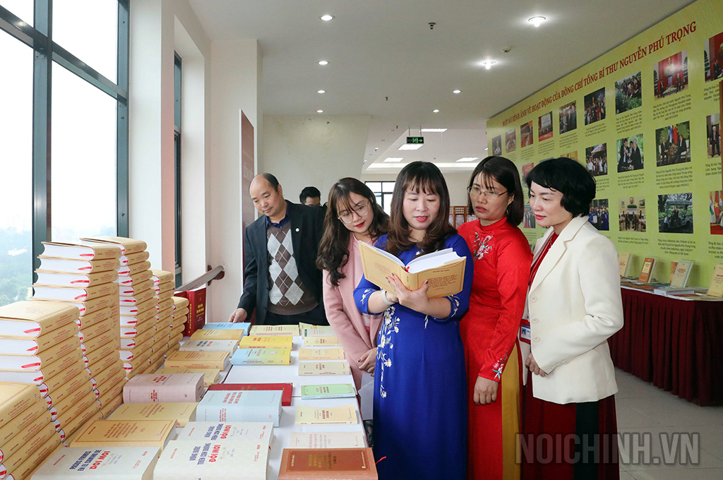 Đại biểu tham quan trưng bày sách của Tổng bí thư Nguyễn Phú Trọng (ảnh Phương Hoa/TTXVN)