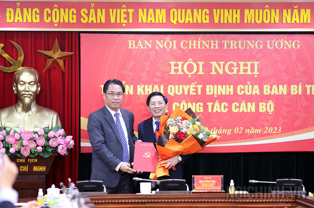 Đồng chí Phan Thăng An, Phó trưởng Ban Tổ chức Trung ương trao Quyết định bổ nhiệm đồng chí Đặng Văn Dũng giữ chức Phó trưởng Ban Nội chính Trung ương