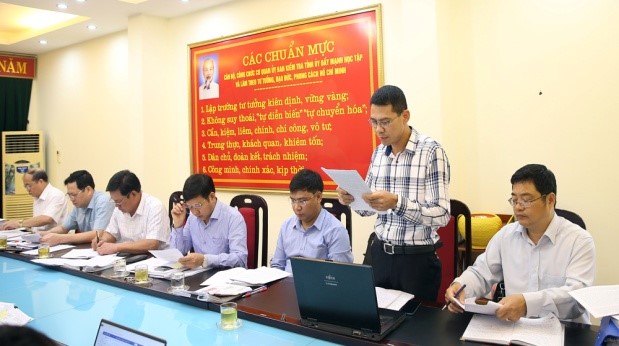 Cán bộ Ủy ban Kiểm tra Tỉnh ủy Bắc Giang báo cáo kết quả công tác kiểm tra tại kỳ họp thứ 20 của Ủy ban Kiểm tra Tỉnh ủy (ảnh minh họa)