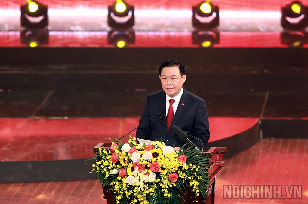 Đồng chí Vương Đình Huệ, Ủy viên Bộ Chính trị, Chủ tịch Quốc hội phát biểu tại Lễ trao giải