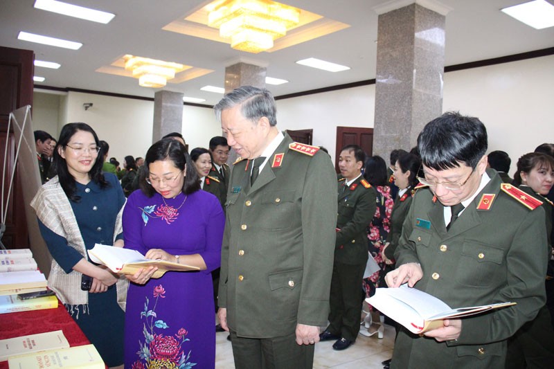 Các đại biểu dự tọa đàm tham quan gian trưng bày sách tại Bộ Công an