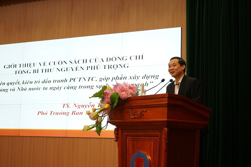 Đồng chí Nguyễn Thái Học, Phó Trưởng Ban Nội chính Trung ương giới thiệu nội dung Cuốn sách tại Hội nghị