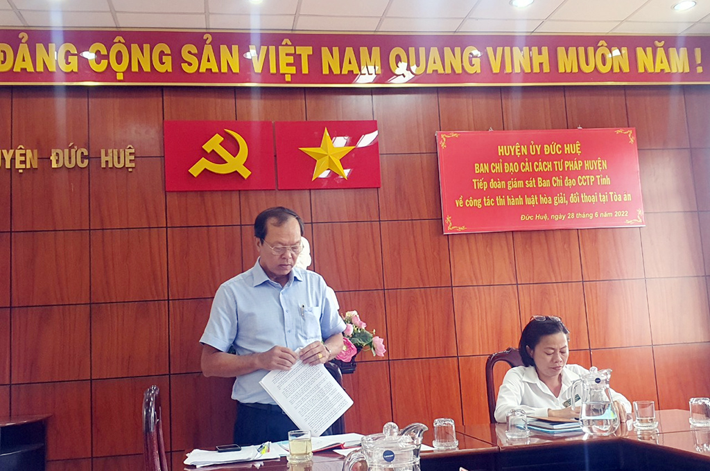 Đồng chí  Nguyễn Thiện Hòa, Phó Trưởng ban Thường Trực Ban Nội chính tỉnh ủy, Trưởng Đoàn giám  sát số 20 của BCĐ CCTP tỉnh làm việc với đơn vị Đức Huệ