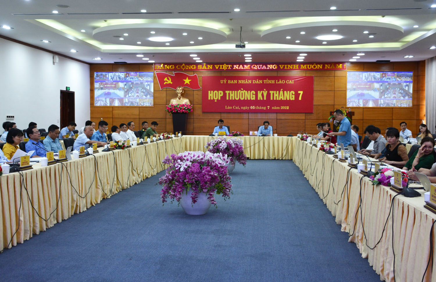 Một cuộc họp thường kỳ của Ủy ban nhân dân tỉnh Lào Cai