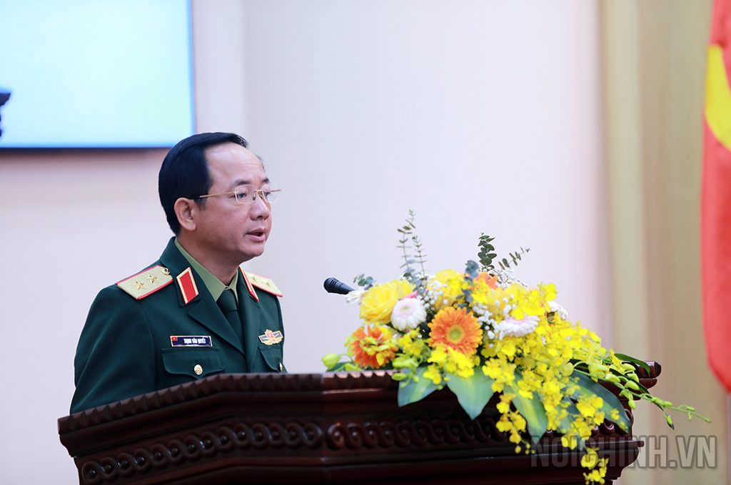 Trung tướng Trịnh Văn Quyết, Ủy viên Trung ương Đảng, Phó chủ nhiệm Tổng cục Chính trị Quân đội nhân dân Việt Nam phát biểu đề dẫn Tọa đàm