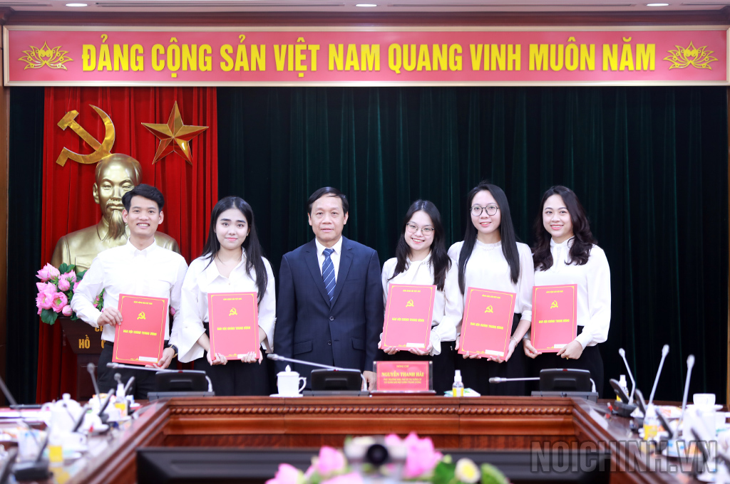 Đồng chí Nguyễn Thanh Hải, Phó trưởng Ban Nội chính Trung ương trao Quyết định cho các công chức được tuyển dụng