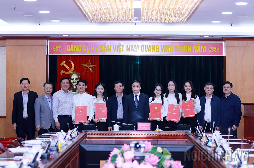 Đồng chí Nguyễn Thanh Hải, Phó trưởng Ban Nội chính Trung ương và lãnh đạo các vụ chúc mừng các công chức được tuyển dụng
