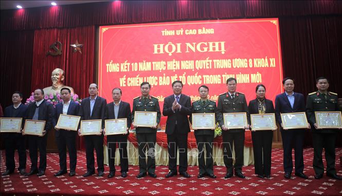  Bí thư Tỉnh ủy Cao Bằng Trần Hồng Minh tặng Bằng khen cho các tập thể có thành tích xuất sắc. 