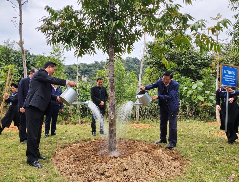 Trưởng Ban Nội chính Trung ương Phan Đình Trạc trồng cây lưu niệm tại Khu di tích Quốc gia đặc biệt Pác Bó (Hà Quảng)