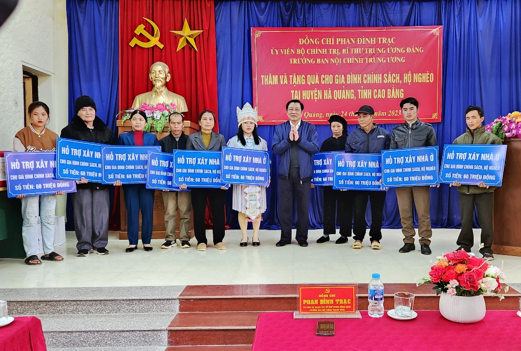 Trưởng Ban Nội chính Trung ương Phan Đình Trạc trao tặng tiền hỗ trợ xây dựng nhà ở cho gia đình chính sách, hộ nghèo huyện Hà Quảng