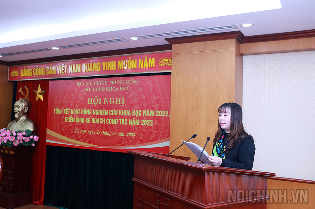 Đồng chí Trương Thị Hồng Hà, Phó Vụ trưởng, Phó Chủ tịch Hội đồng Khoa học Cơ quan Ban Nội chính Trung ương trình bày Báo cáo tại Hội nghị