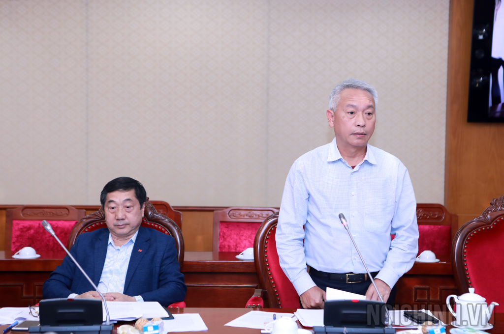 Đồng chí Nguyễn Quốc Vinh, Vụ trưởng Vụ Cơ quan nội chính trình bày báo cáo khái quát tình hình nổi lên về an ninh trật tự trong tháng 2/2023