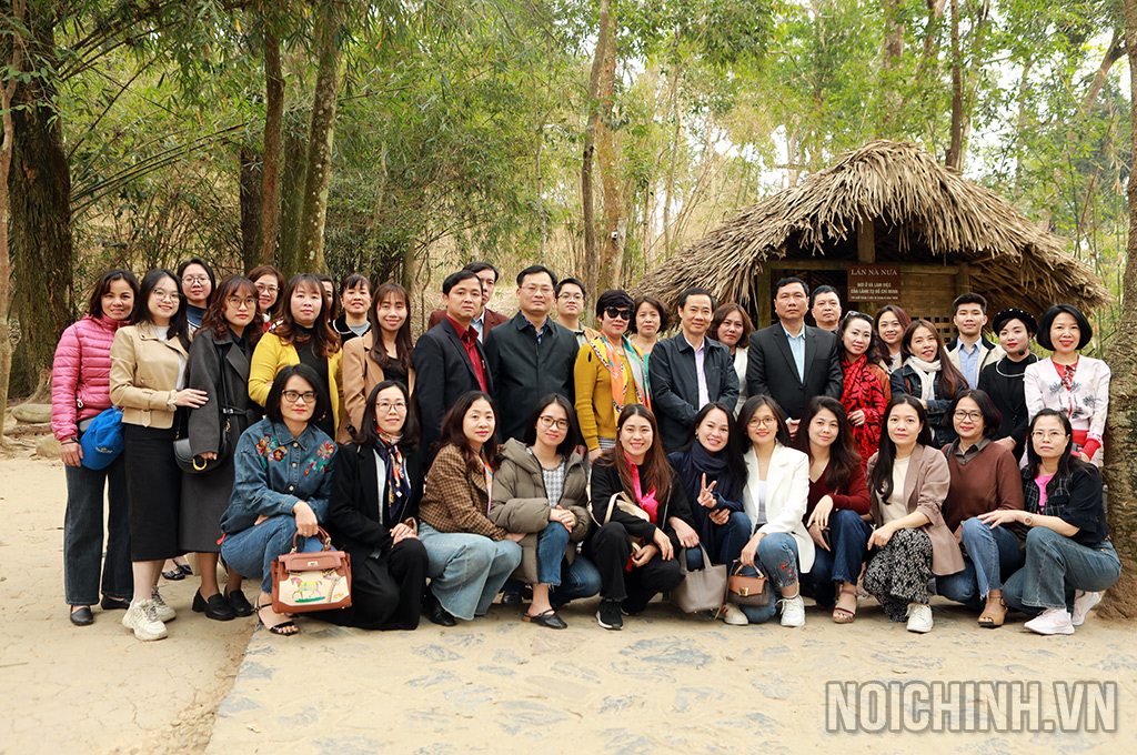Đoàn cơ quan Ban Nội chính Trung ương chụp ảnh tại Lán Nà Nưa, Khu di tích Quốc gia đặc biệt Tân Trào, tỉnh Tuyên Quang