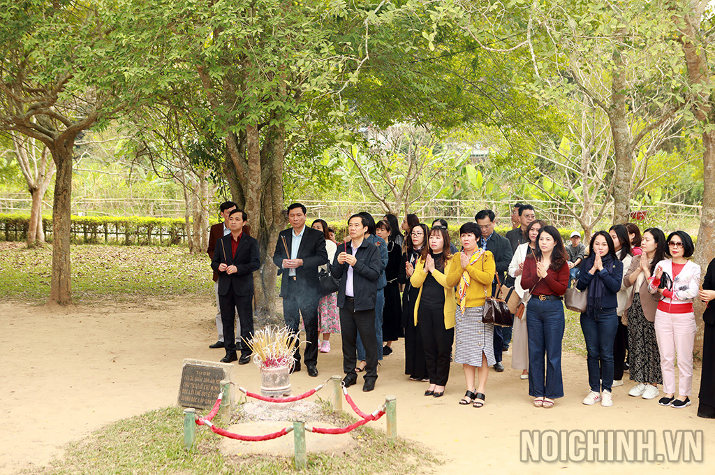 Đoàn cơ quan Ban Nội chính Trung ương dâng hương tại Đình Tân Trào, Khu di tích Quốc gia đặc biệt Tân Trào, tỉnh Tuyên Quang