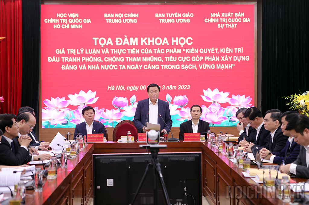 Đồng chí Nguyễn Xuân Thắng, Ủy viên Bộ Chính trị, Giám đốc Học viện Chính trị quốc gia Hồ Chí Minh, Chủ tịch Hội đồng Lý luận Trung ương phát biểu chỉ đạo tại Tọa đàm