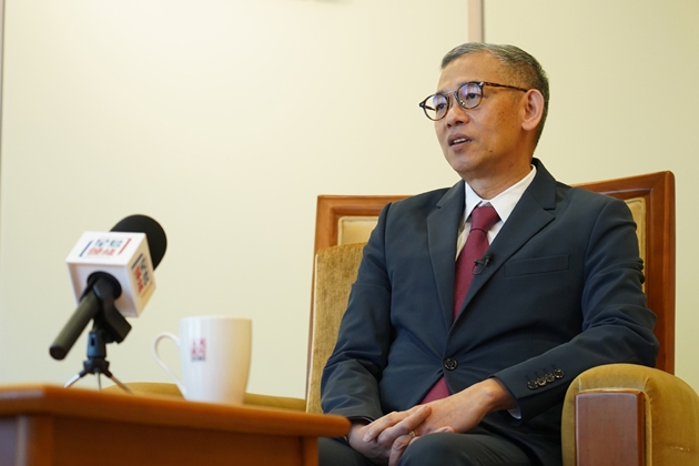 Ủy viên ICAC Woo Ying-ming trả lời phỏng vấn Sing Tao Daily. Ảnh: The Standard