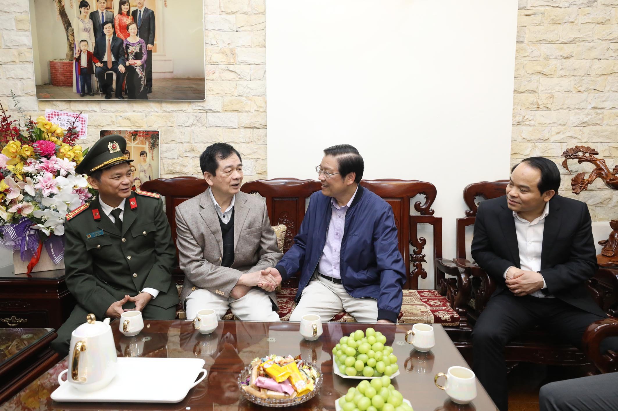 Đồng chí Phan Đình Trạc, Ủy viên Bộ Chính trị, Bí thư Trung ương Đảng, Trưởng Ban Nội chính Trung ương thăm hỏi gia đình Thiếu tướng Nông Văn Định