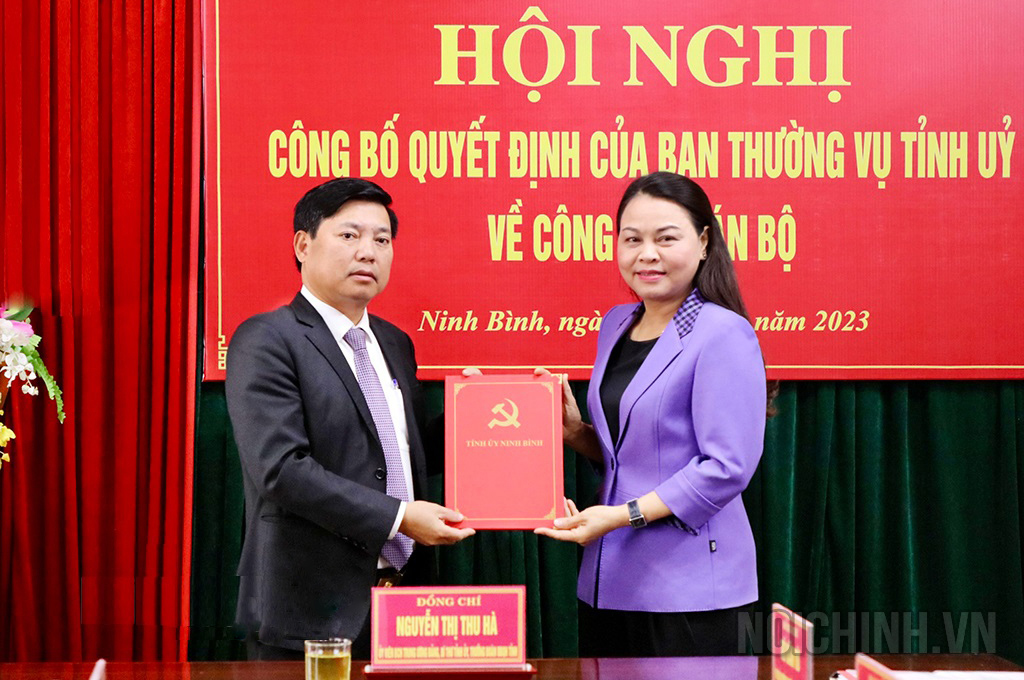 Đồng chí Bí thư Tỉnh ủy Nguyễn Thị Thu Hà trao Quyết định cho đồng chí Lê Hữu Quý