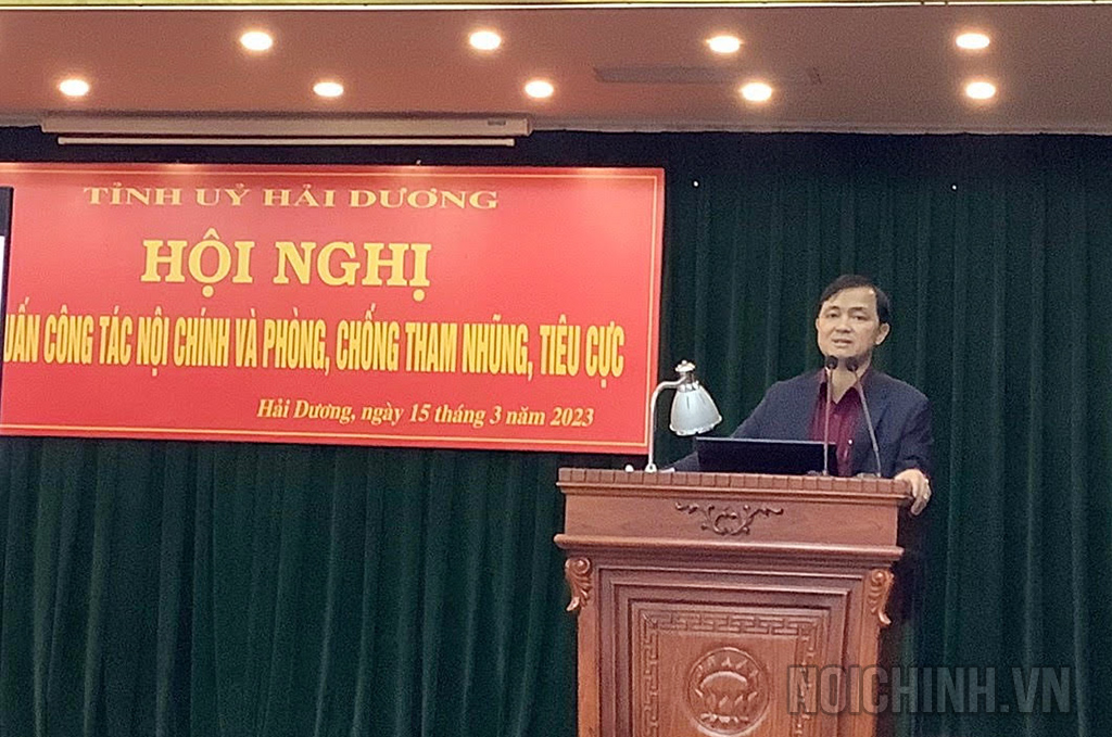 Đồng chí Nguyễn Xuân Trường, Vụ trưởng Vụ Địa phương I, Ban Nội chính Trung ương truyền đạt các chuyên đề tại Hội nghị