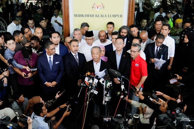 Cựu Thủ tướng Malaysia Muhyiddin Yassin phát biểu trong cuộc họp báo tại Khu liên hợp Tòa án Kuala Lumpur ở Kuala Lumpur, Malaysia ngày 10/3/2023. Ảnh: REUTERS/Hasnoor Hussain
