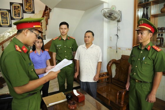 Công an tỉnh Ninh Thuận đọc quyết định khởi tố vụ án, khởi tố bị can đối với Lê Tự Trị, Giám đốc Trung tâm Đăng kiểm xe cơ giới 85-02D, để điều tra về hành vi “Nhận hối lộ” (tháng 3/2023)