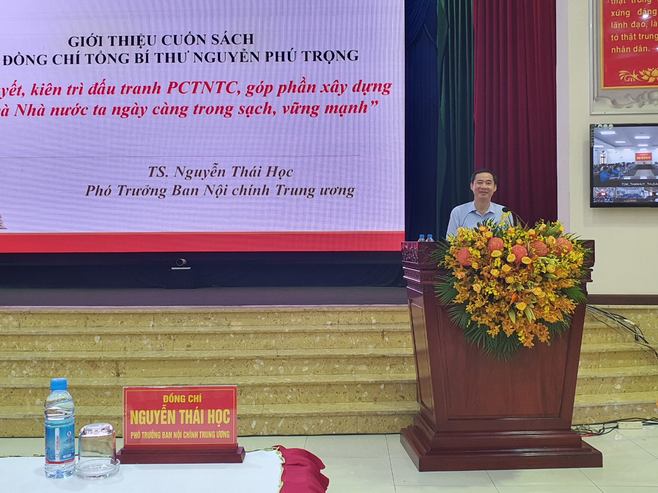 Đồng chí Nguyễn Thái Học, Phó Trưởng Ban Nội chính Trung ương giới thiệu Cuốn sách tại tỉnh Bình Dương